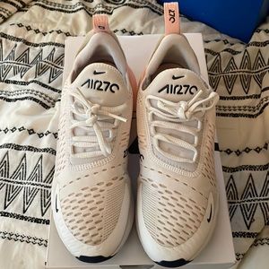 Nike air max 270 women’s size 7. Great condition! Comes with box!